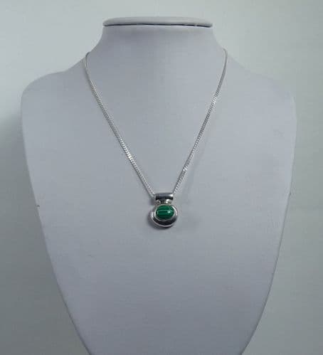 925 Sterling Silver Hand Crafted Pendant & Chain, Stone Set with Green Agate